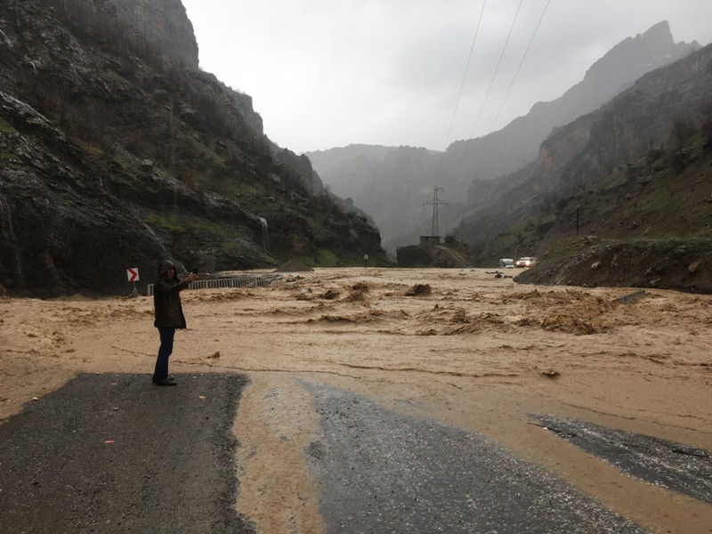 Şırnak Uludere karayolu, sağanak yağış nedeni ile kapandı