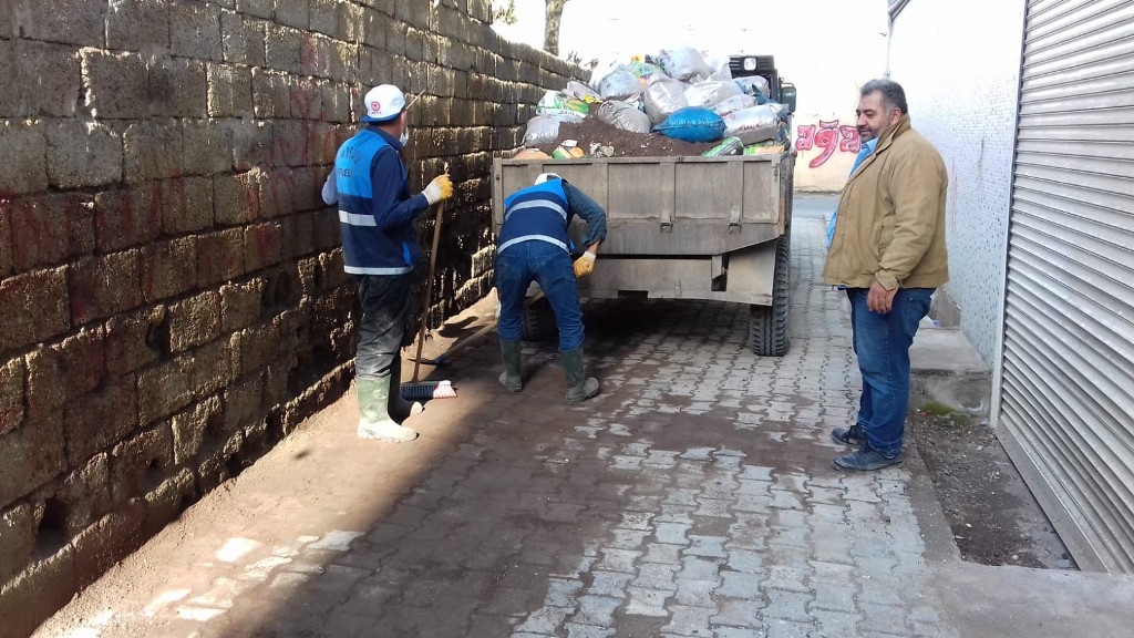 Cizre’de boş alanlarda biriken çöpler toplandı