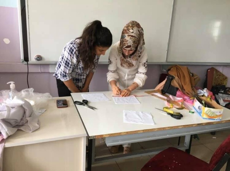 Silopi’de lise öğrencileri maske üretiyor