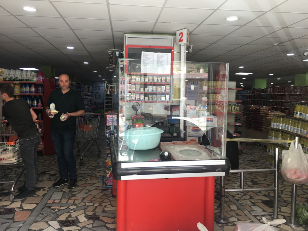 Şırnak’ta bir market korona virüs nedeni ile kasa bölümünü camla kaplattı
