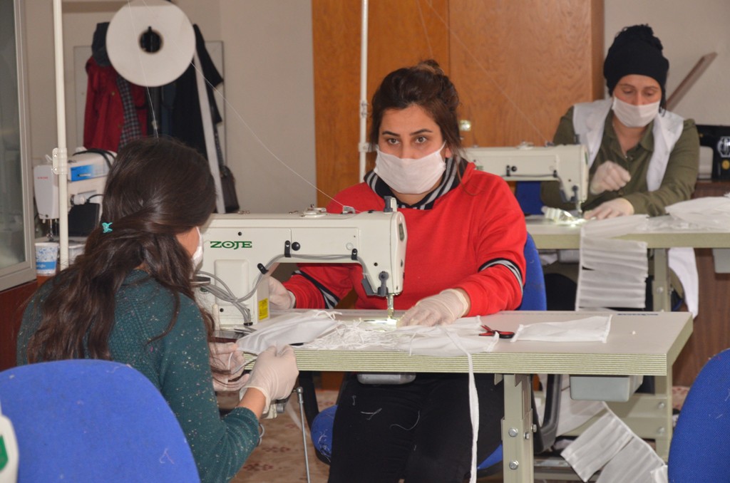 Şırnak’lı kadınlar sağlık çalışanları için maske üretiyor