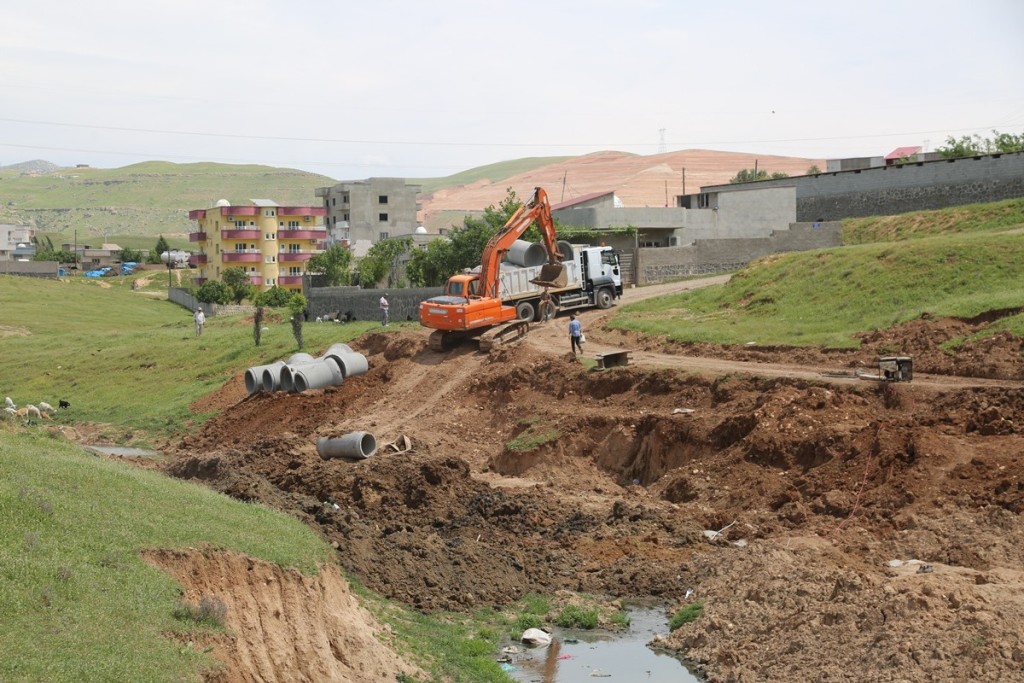Cizre Belediyesi yağmurlama hattı döşeme çalışmalarına devam ediyor