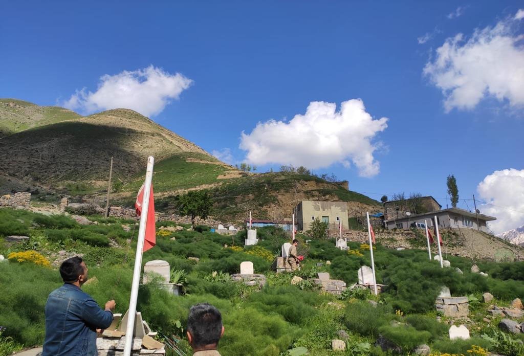 Şehit mezarlarındaki Türk bayrakları yenilendi