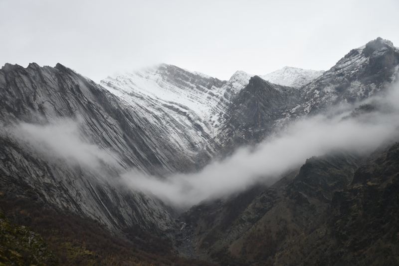 Dağ zirvelerindeki kar ve sis kartpostallık görüntüler oluşturdu