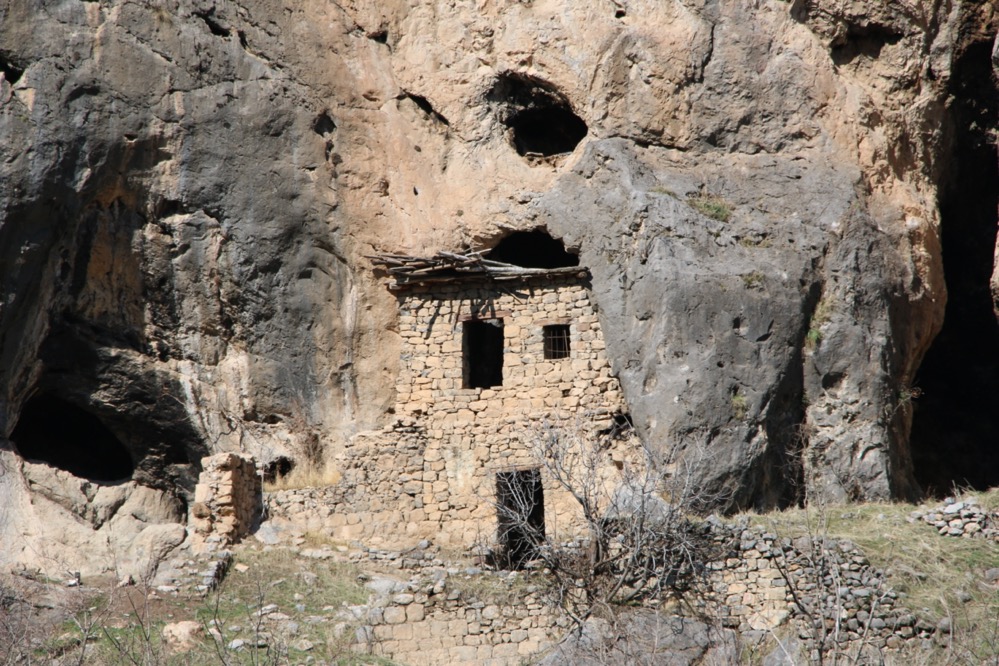 Bin 226 yıllık kayaya yapışık dubleks evler..