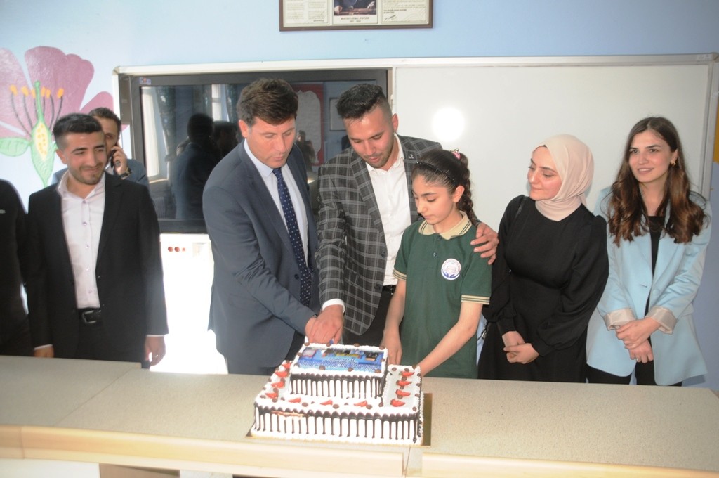 Cizre’de bir okula fen laboratuvarı kazandıran Umut Nayır takdir topladı