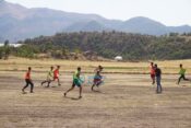 Beytüşşebap’lı gençler futbol aşkı için toprak sahada ter döküyor