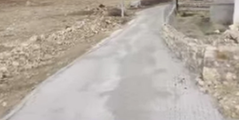 Güçlükonak’ta köy yolu yenileniyor