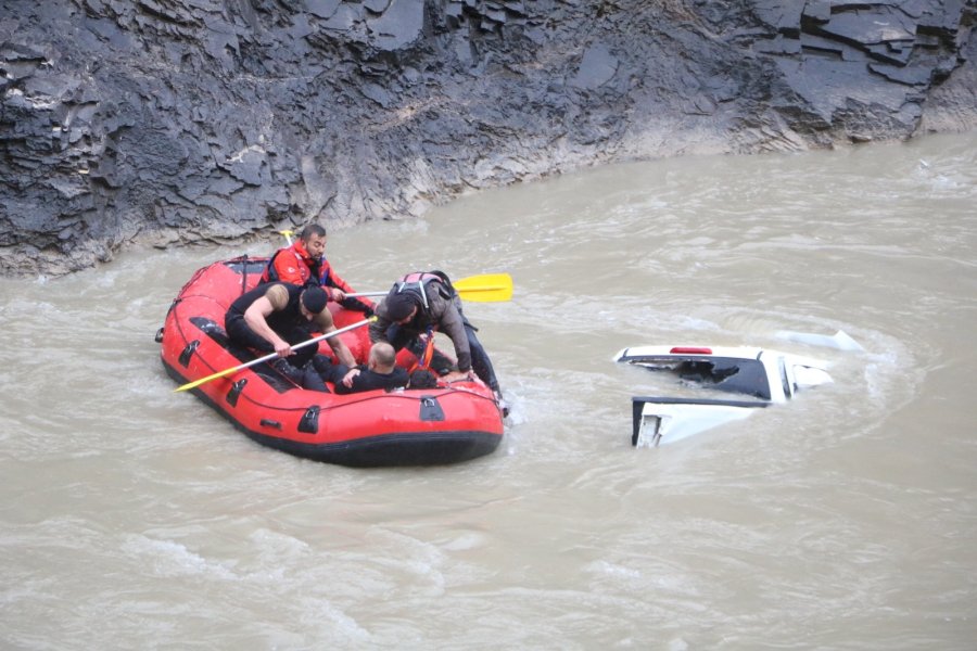 Zap Suyu’na Yuvarlanan Kamyonette 2 kişi Hayatını Kaybetti