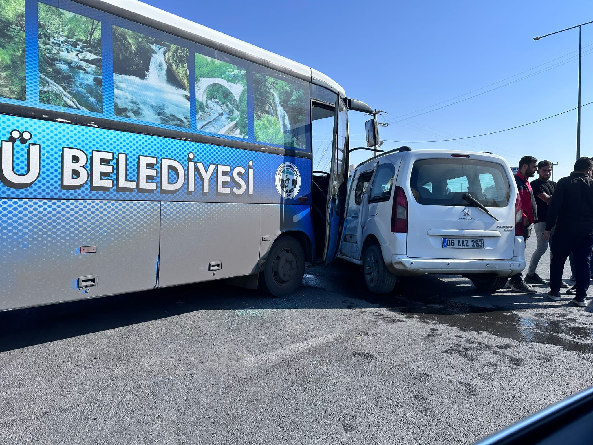 Silopi Çıkışında Kaza,Toplu Taşıma Aracı ile kamyonet Çarpıştı!