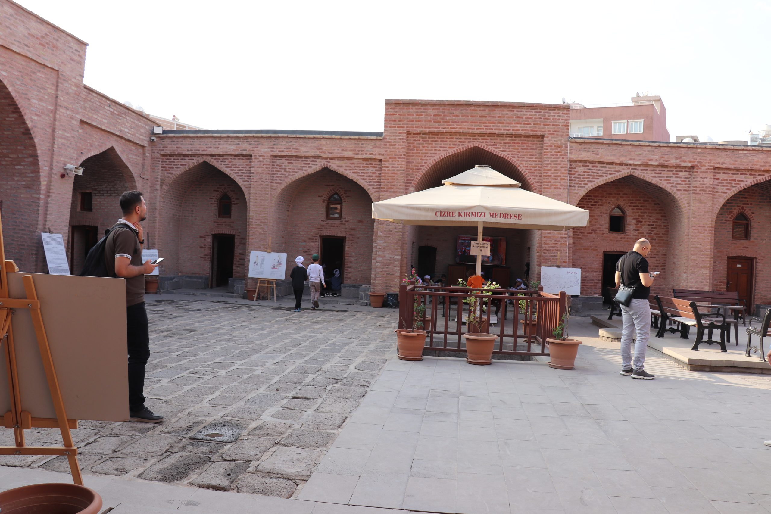 Cizre’nin Simgesi Kırmızı Medrese, İlim ve İnanç Merkezi Olmayı Sürdürüyor