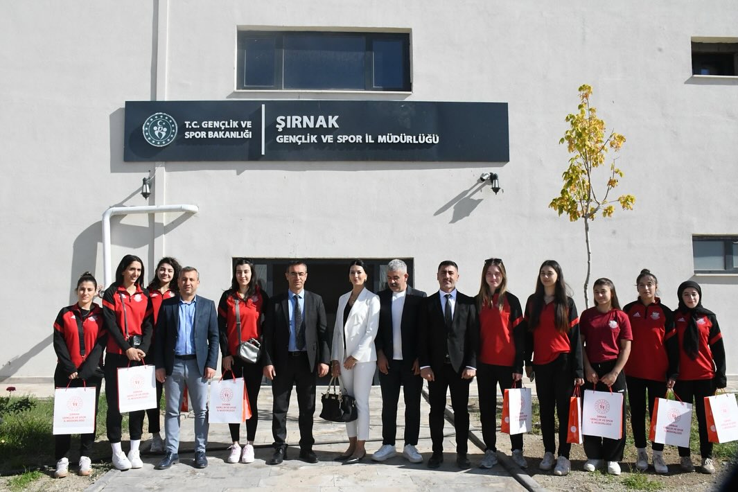 Şırnak Gençlik İl Müdürü Silopi Voleybol Takımıyla Buluştu