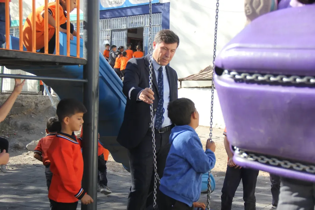 Müdür Şahan İke, Düzova İlk ve Ortaokulu Öğrencileriyle Buluştu