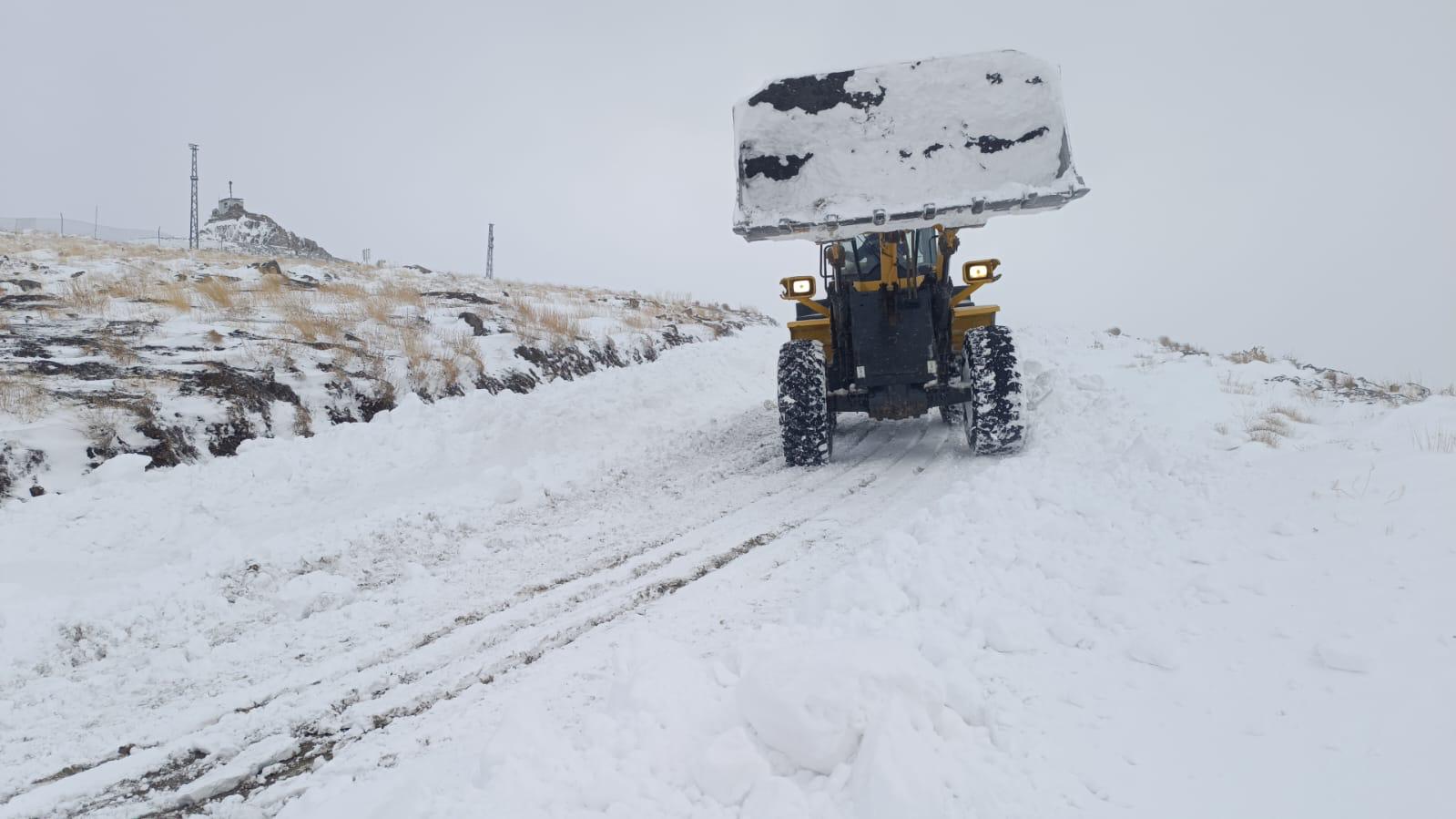 Beytüşşebap’ta yoğun kar yağışı sonrası ekipler seferber oldu
