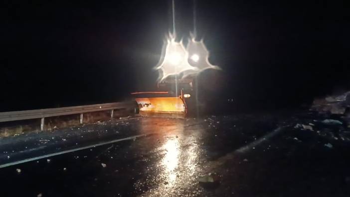 Uludere’de Şiddetli Yağışın Ardından Dağdan Kopan Kayalar Yolu Kapattı